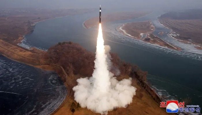 North Korea fires missiles as South, US launch military drills