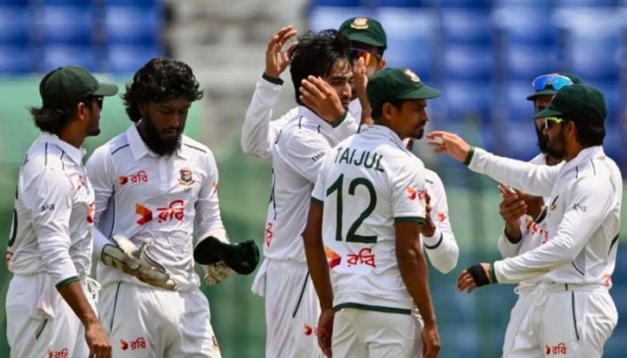 Zimbabwe score fast but Tanzim and Taijul strike
