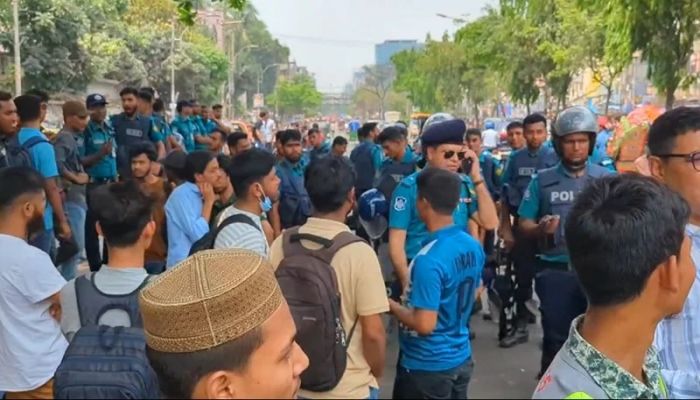 Students of Dhaka College, Dhaka City College clash