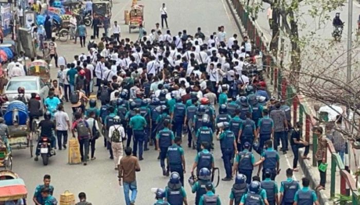 Students of Dhaka College, Dhaka City College clash again