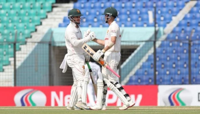Welch retires hurt, Zimbabwe at 178/3