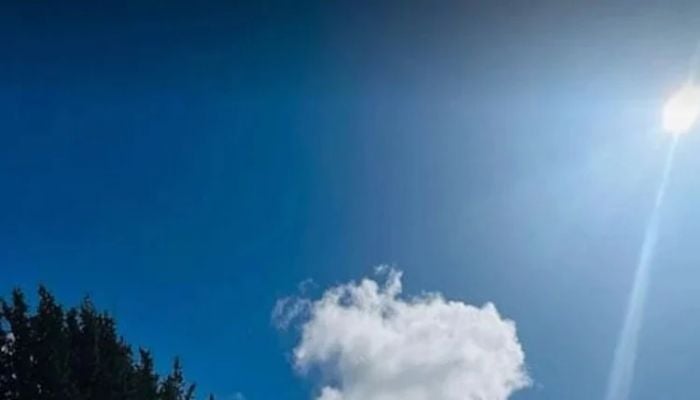 Mild heat wave sweeps over some districts