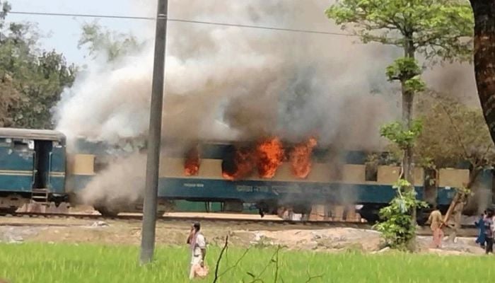 Fire breaks out on Mohua commuter train at Satkhamair, Gazipur