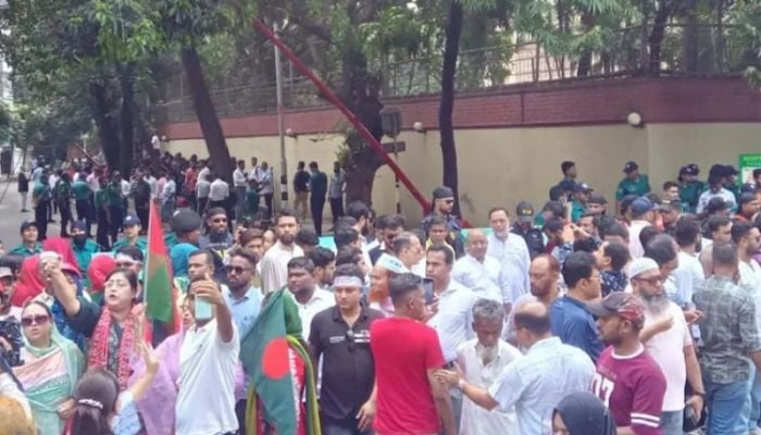 Khaleda Zia's Gulshan residence swarmed with massive crowds