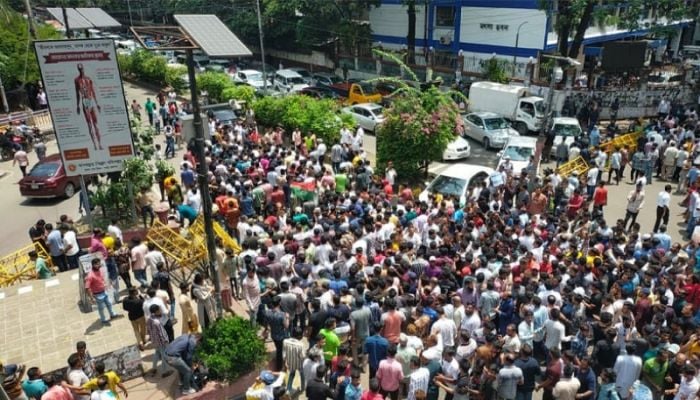 Mayor-elect Ishraque’s supporters gather around Secretariat, Kakrail