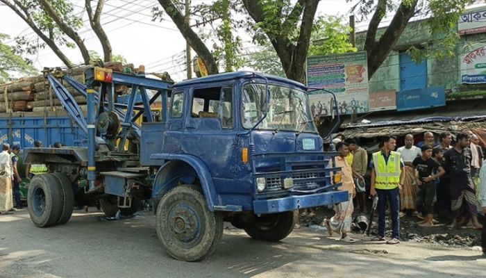 Road accident kills 2, injures 10 in Kishoreganj