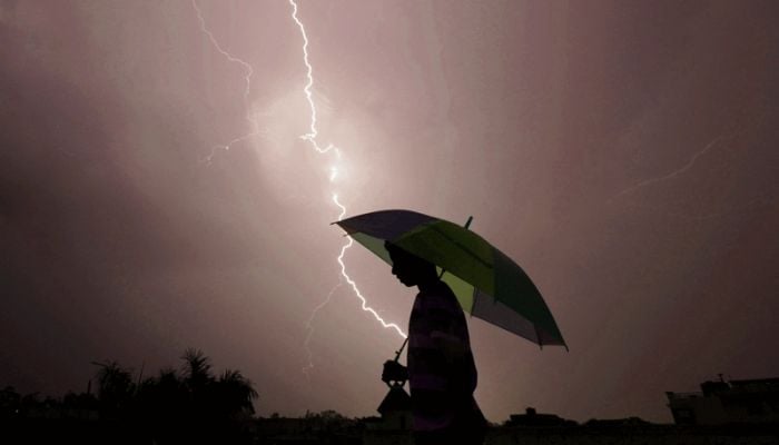 Met office issues lightning alert