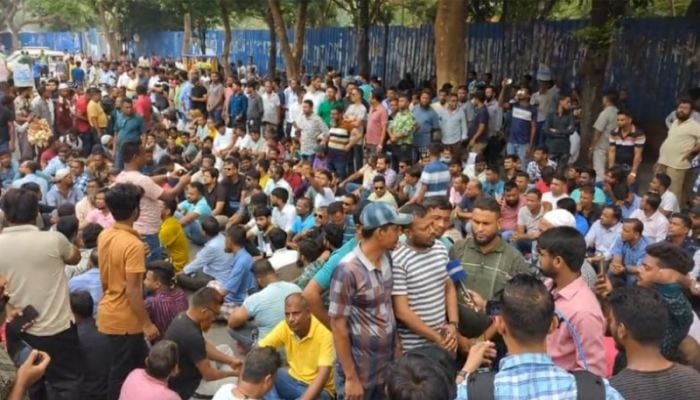 Mayor-elect Ishraque’s supporters surround Nagar Bhaban again