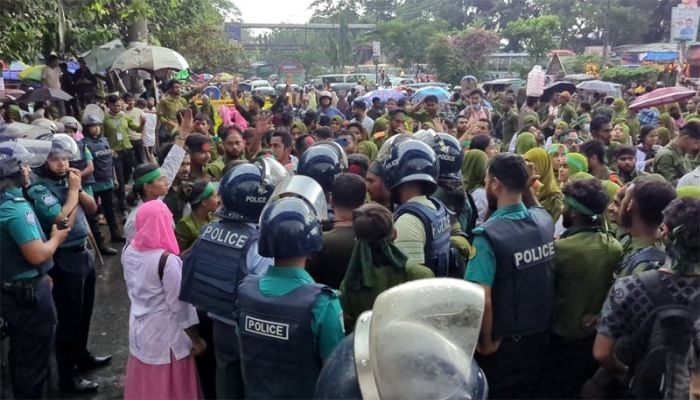 Nursing students blockade Shahbagh intersection