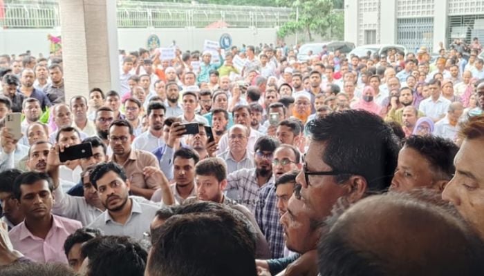 Govt staff protest at Secretariat