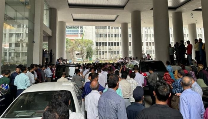 Govt employees demonstrating at Secretariat seeking repeal of Public Service Ordinance