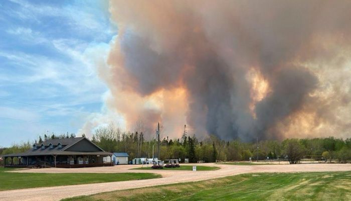 Big Canada wildfire kills two, 1,000 evacuated