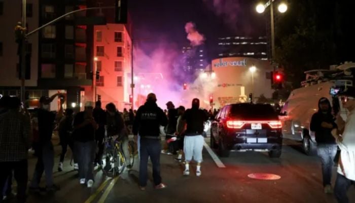 Mass arrests in LA as police enforce night-time curfew