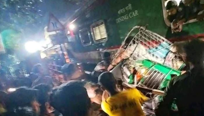 Train collides with several vehicles on Kalurghat Bridge, kills 3