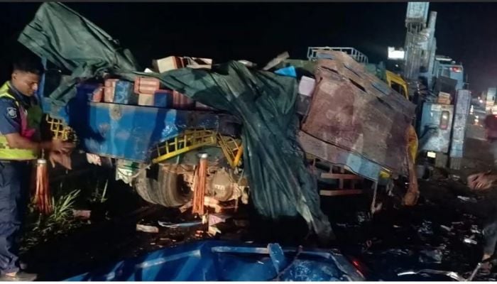4 killed in bus crash on expressway in Munshiganj