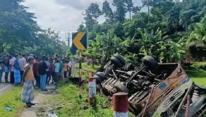 Bus-covered van collision kills three in Ramu