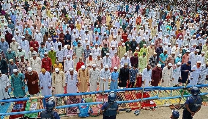 Thousands offer Eid prayers at Sholakia 