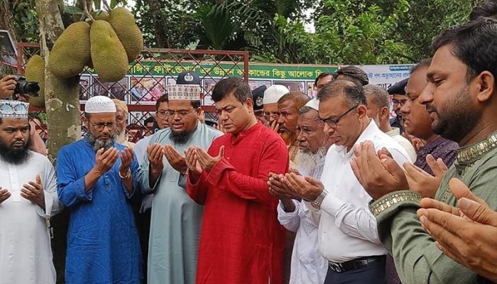 BRUR VC, DC, others visit Abu Sayeed's grave