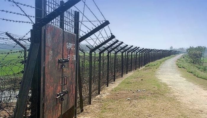 BSF pushes 18 people into Bangladesh