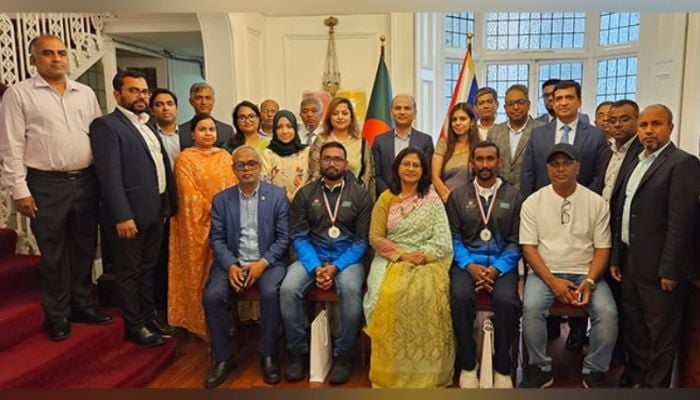 Bangladeshi swimmers cross the English Channel after 37 years