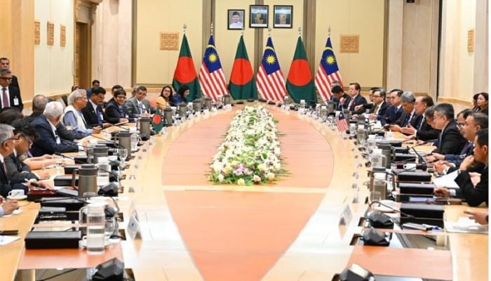 CA Yunus, Malaysian PM hold bilateral talks