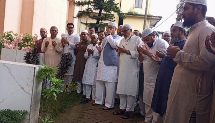 BNP leaders visit Hathazari Madrasa, pay tribute to late Hefazat leaders