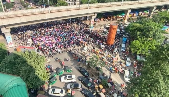 Engineering students block Shahbagh with 3 key demands