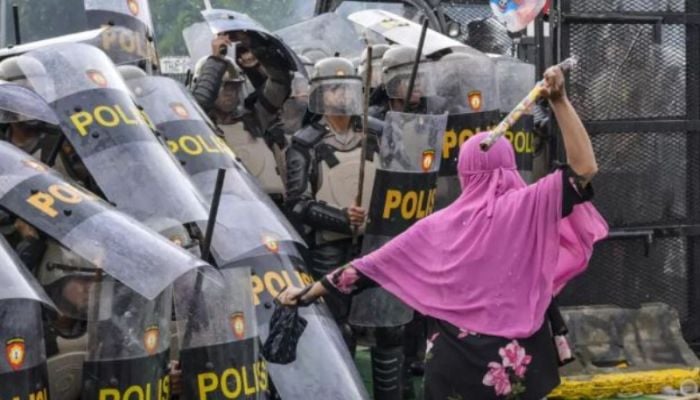 Indonesia police fire tear gas at protesters after driver's death