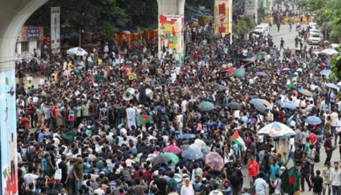 Engineering students block Shahbagh for the 2nd day