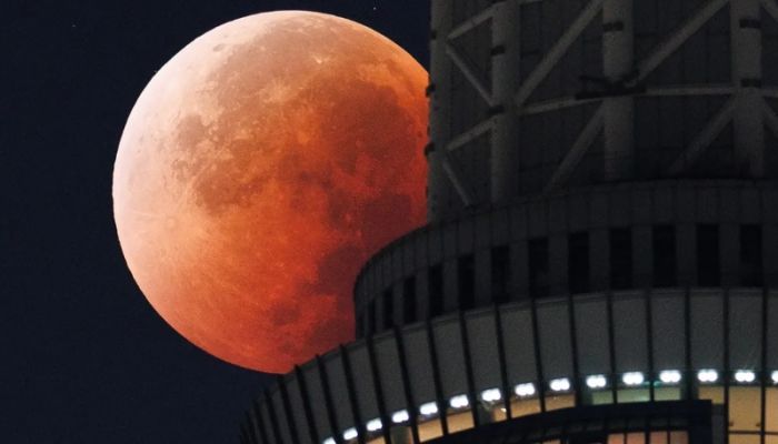 'Blood Moon' rises during total lunar eclipse