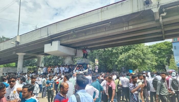 Polytechnic students block road in Satrasta, causing severe traffic jam