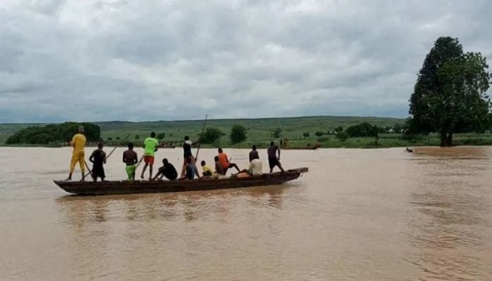 Dozens die after boat hits tree stump in Nigeria