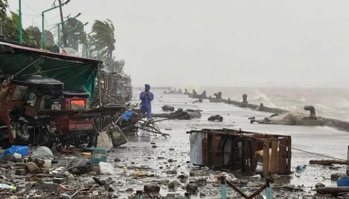 Super typhoon hits Philippines as thousands evacuate