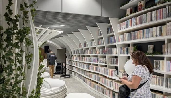 Warsaw opens metro station ‘express’ library to get commuters off their phones