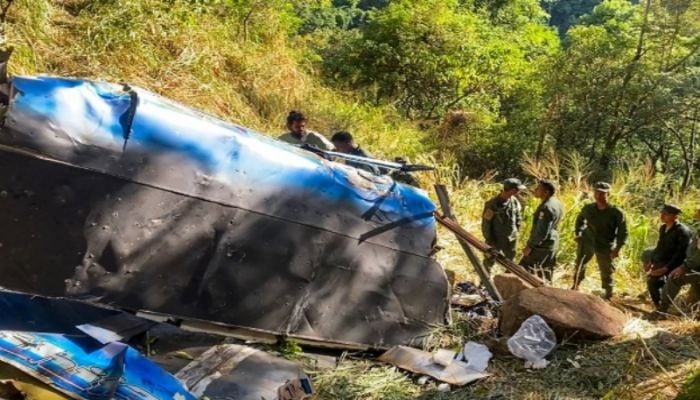 Sri Lanka bus plunges off precipice, 15 dead