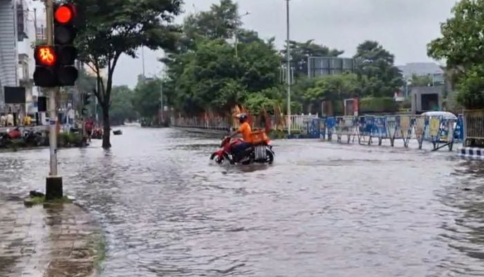 7 dead as rain paralyses Kolkata