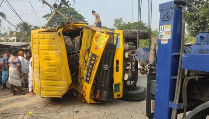 3 including 2 schoolchildren killed in Pabna road crash