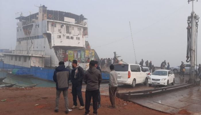 Ferry movement resumes after 3 hours on Paturia-Daulatdia 