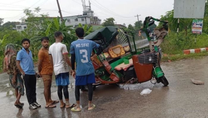 2 dead in Kaliganj as dump truck runs over autorickshaw