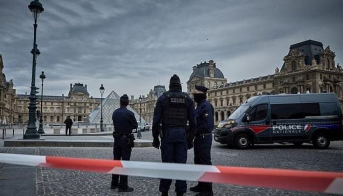 French police hunt Louvre jewel thieves