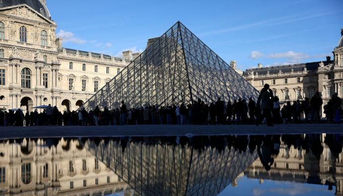France arrests five new suspects in Louvre heist probe