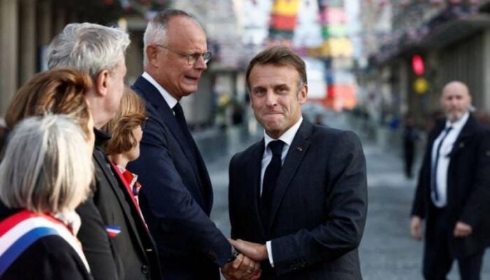 Macron urged by his first PM to resign
