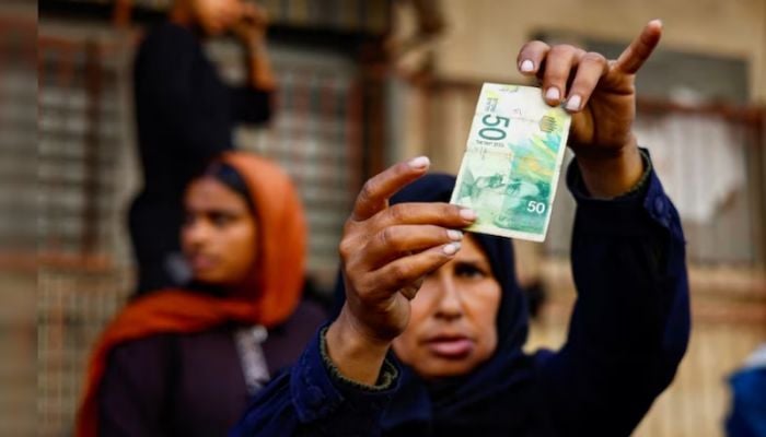 Palestinians suffer as they find newly reopened banks have no cash