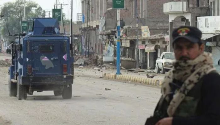 Dozens killed as Pakistani army, fighters clash near Afghan border