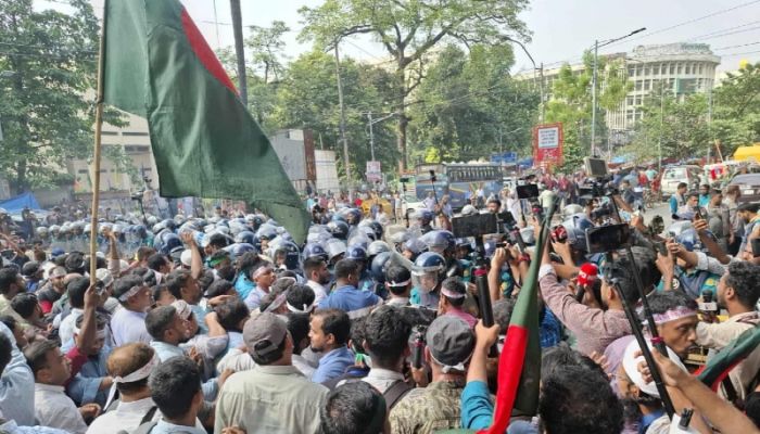 MPO-listed teachers block Shahbagh intersection