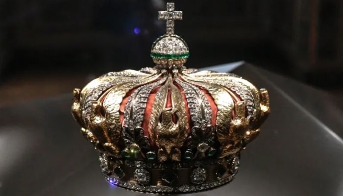 Two suspects arrested after Louvre jewel heist