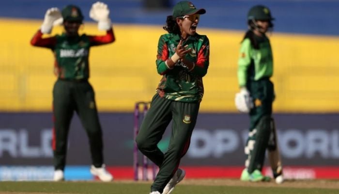 Tigresses bowl out Pakistan for 129