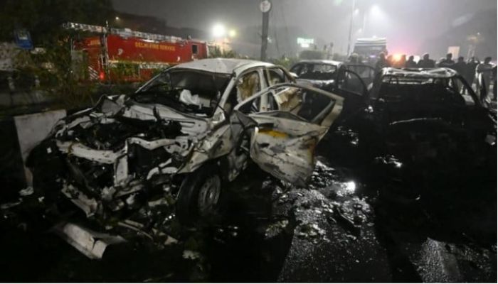 8 dead in car blast near Delhi's Red Fort