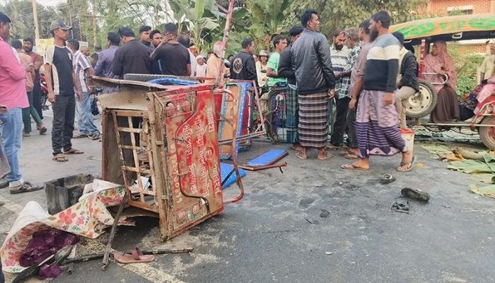 4 killed in Dinajpur road crash