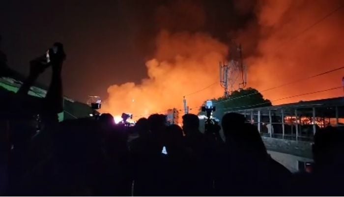 Fire at Karail slum, 16 firefighting units working to tame blaze